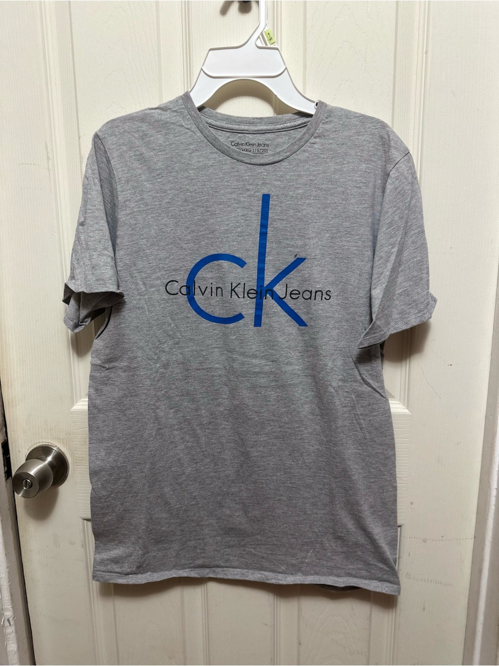 Calvin Klein Jeans youth Gray T-Shirt with Blue Logo  Size XL (18-20)